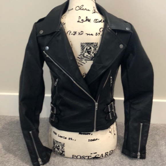 Romeo & Juliet Couture Jackets & Blazers - Romeo + Juliet Couture jacket